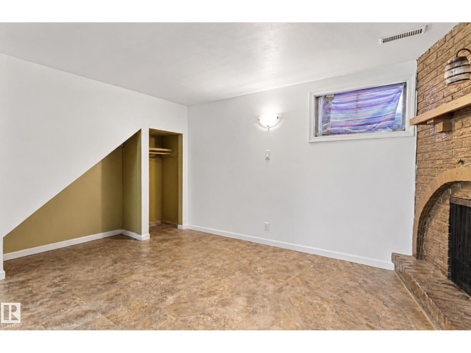 7703 77 Av Nw Property Photo 23