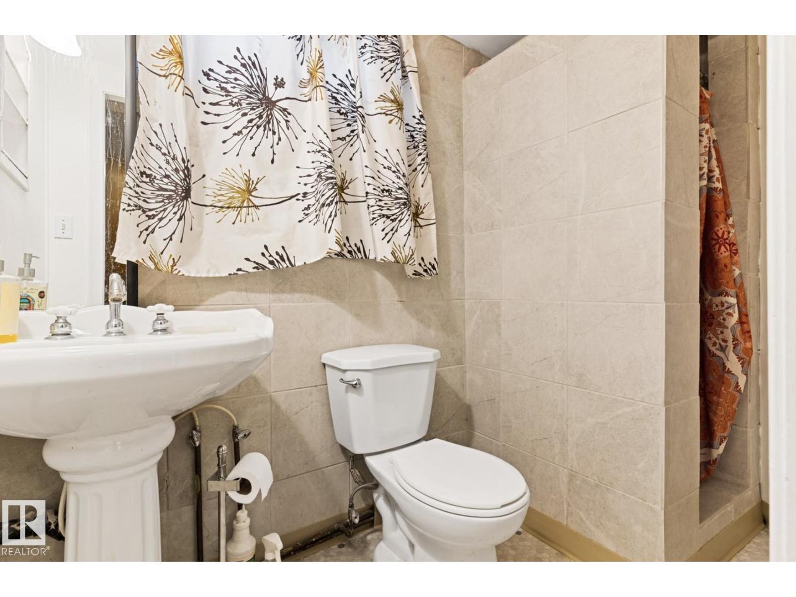 7703 77 Av Nw Property Photo 24