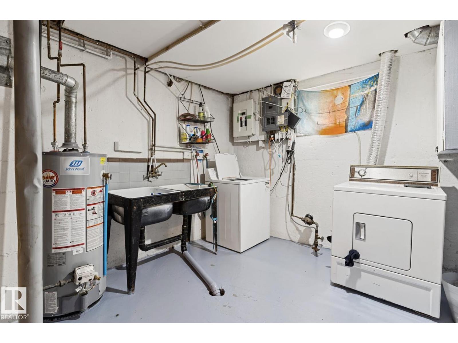 7703 77 Av Nw Property Photo 25
