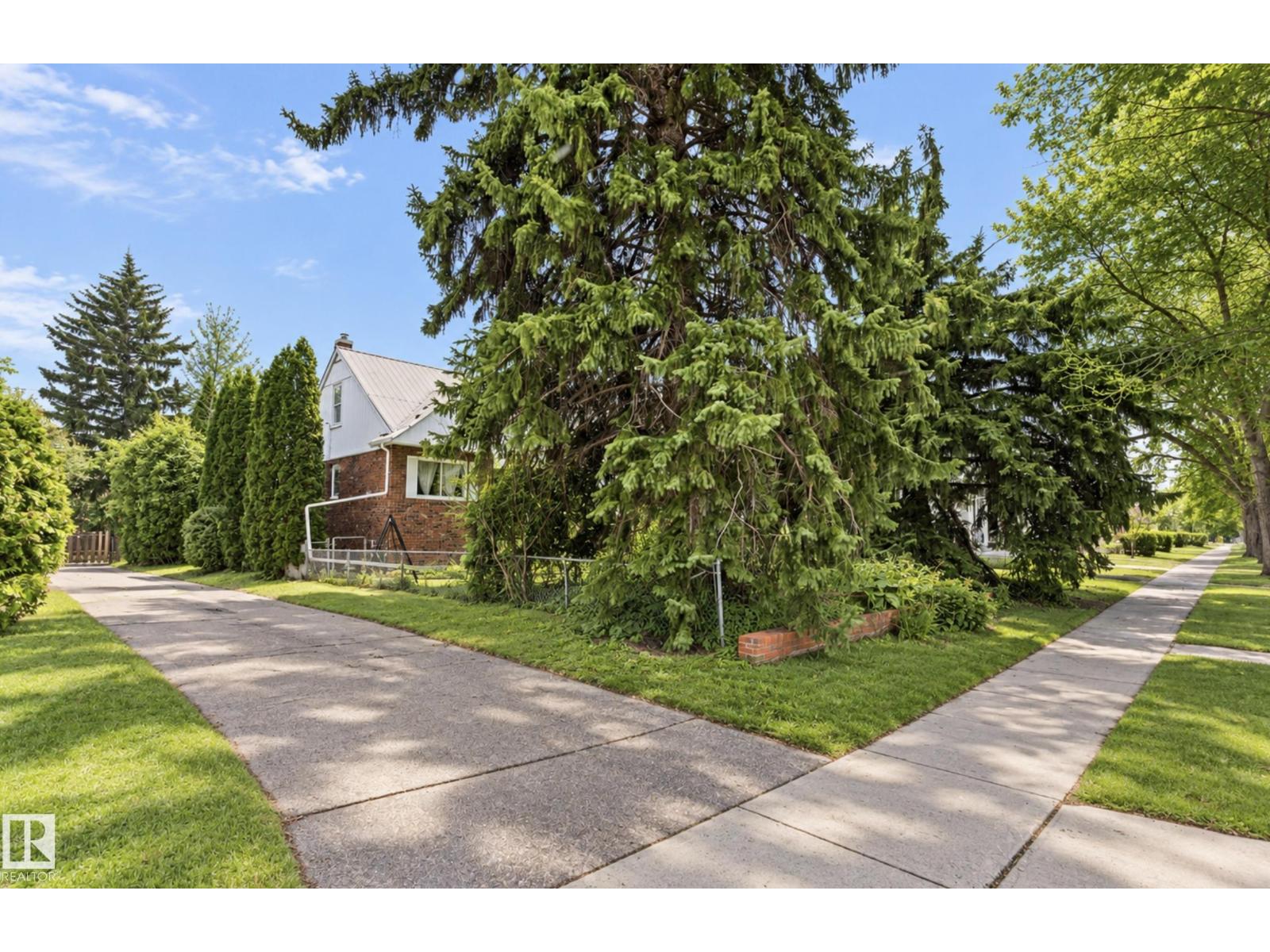 7703 77 Av Nw Property Photo 30