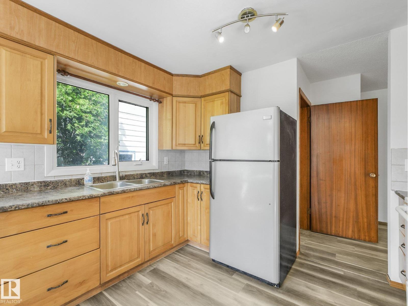 16428 88 Av Nw Property Photo 9