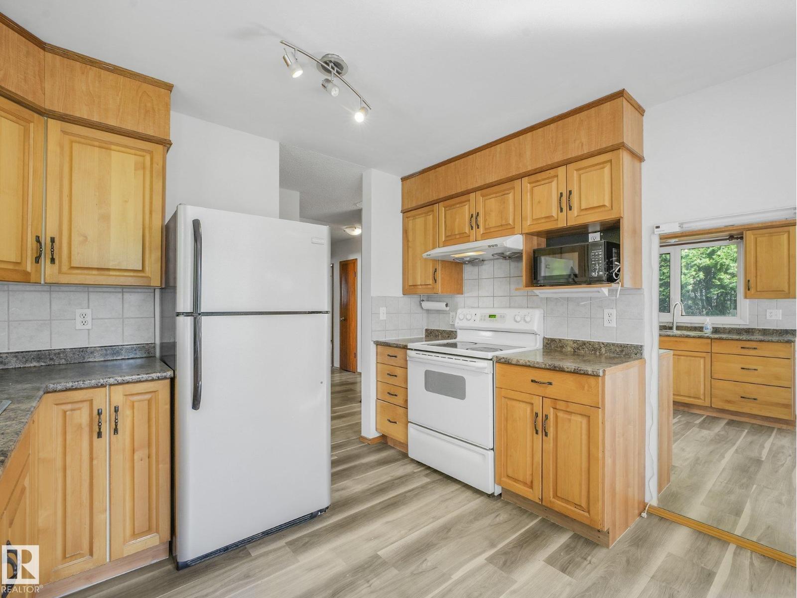 16428 88 Av Nw Property Photo 10