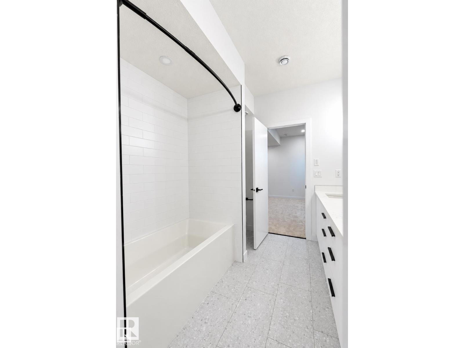 11121 51 St Nw Property Photo 14