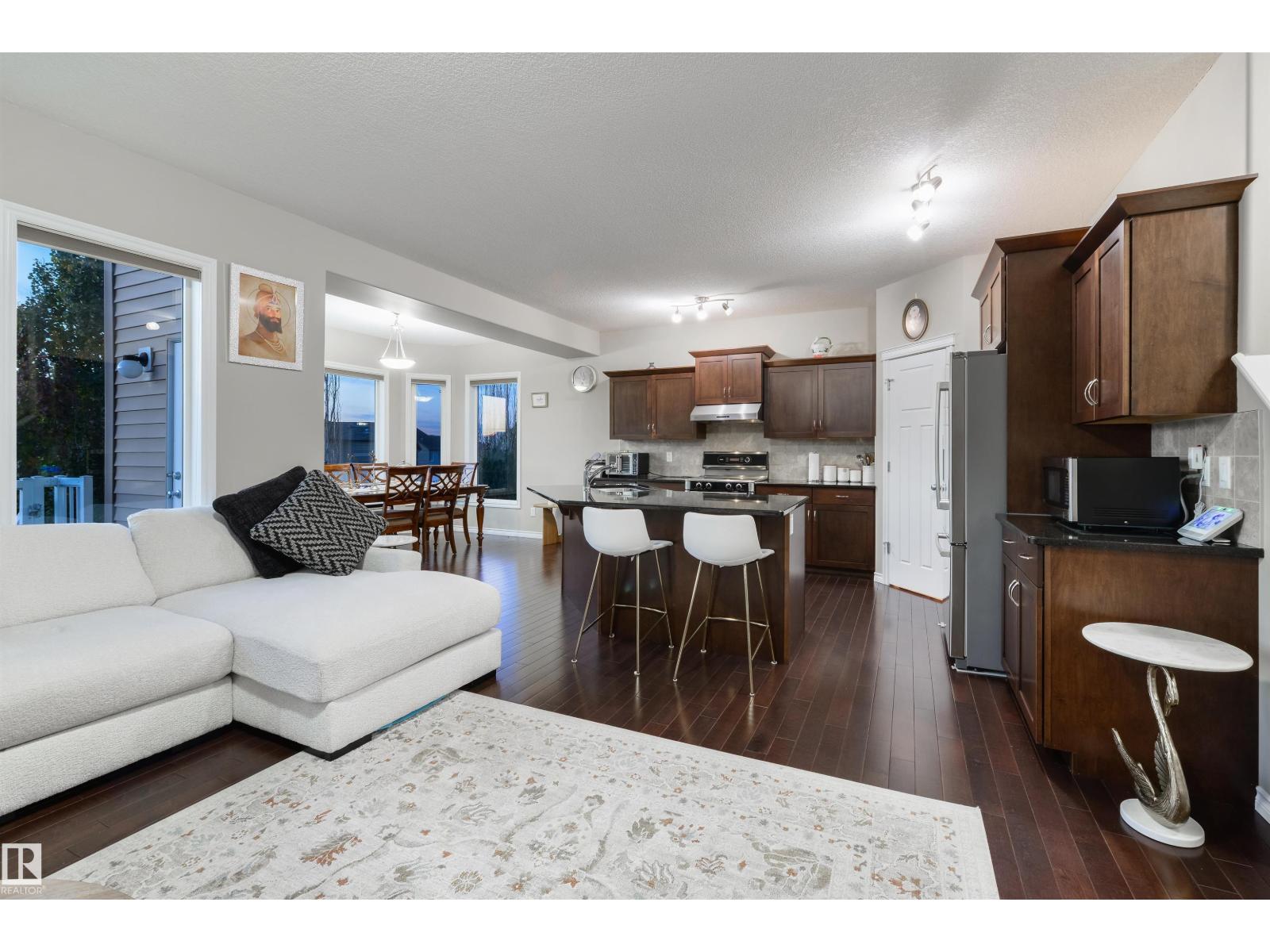 5932 12 Av Sw Property Photo 8