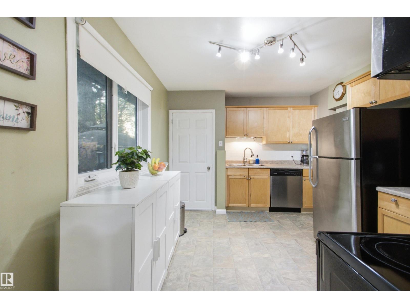 15933 95 Av Nw Property Photo 12