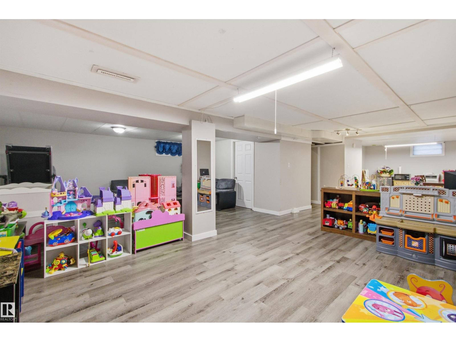 15933 95 Av Nw Property Photo 23