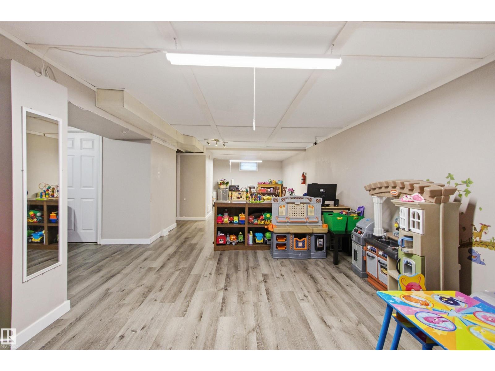 15933 95 Av Nw Property Photo 24