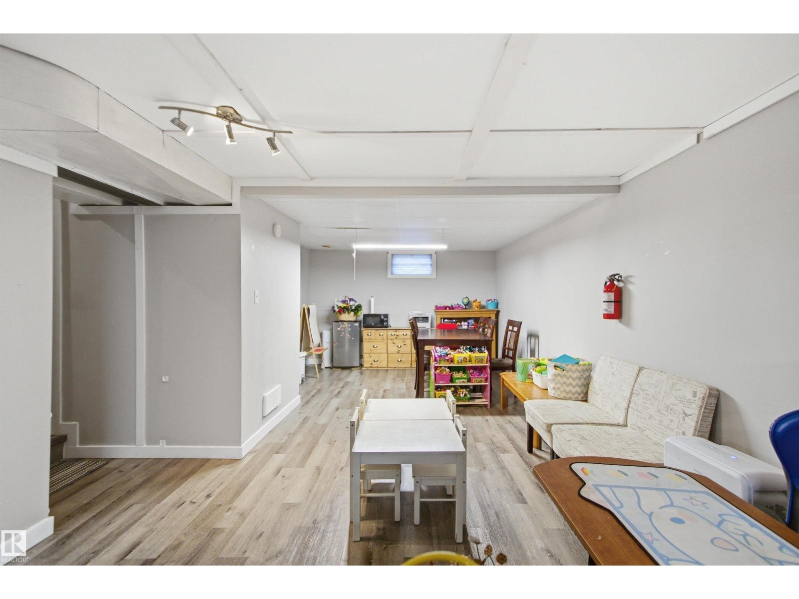 15933 95 Av Nw Property Photo 27