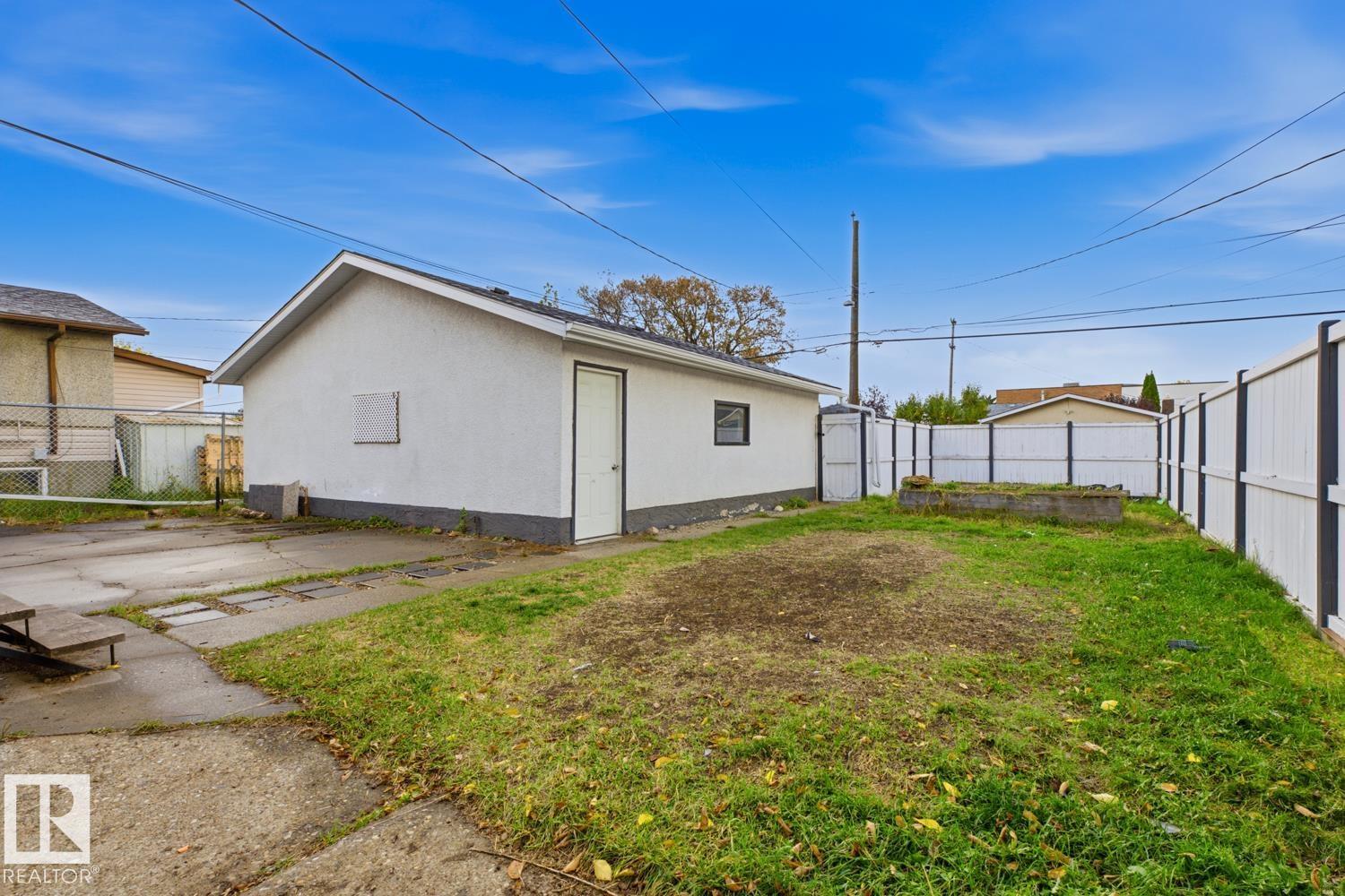 12235 51 St Nw Property Photo 4