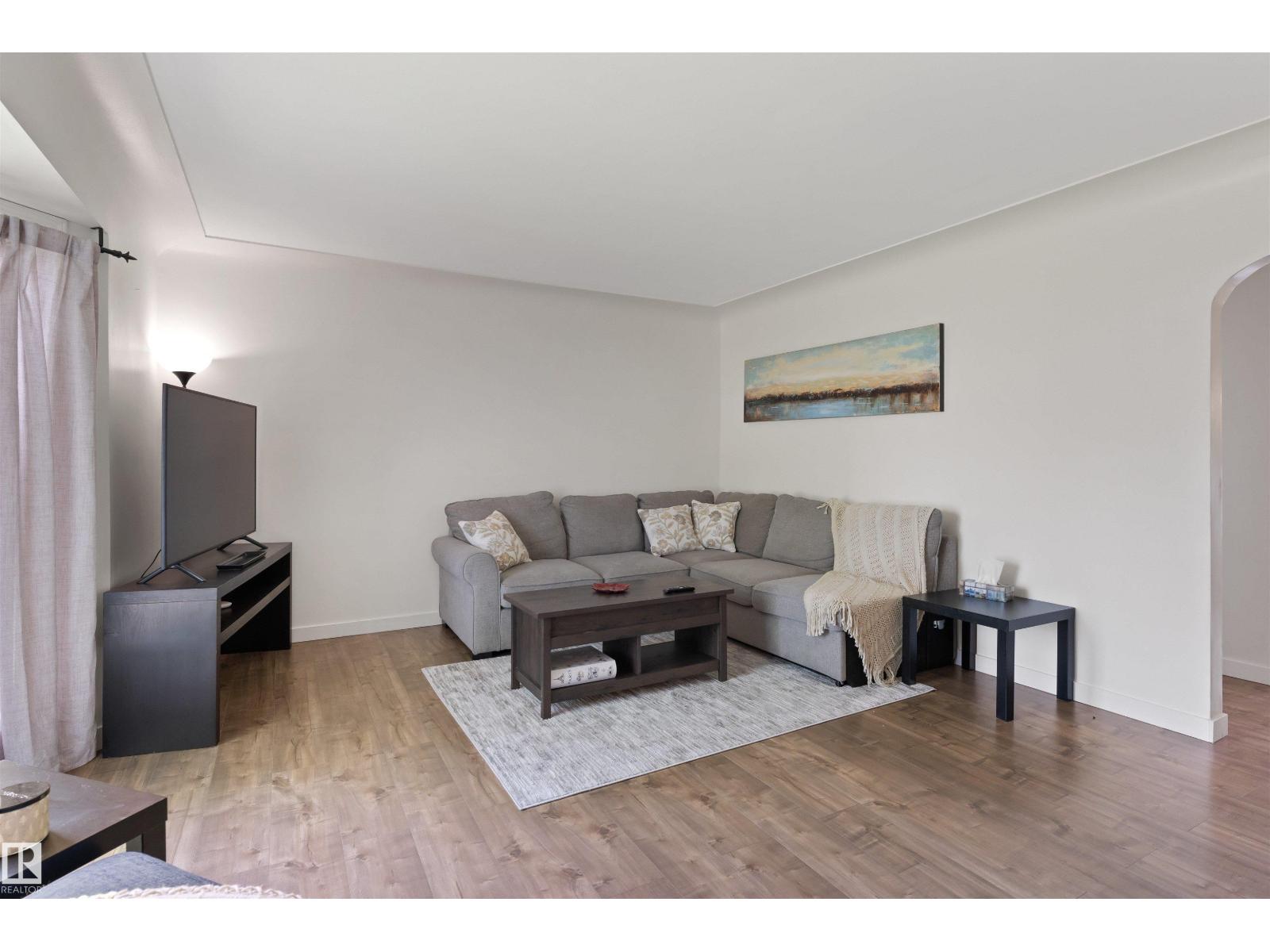 10994 135 St Nw Property Photo 4