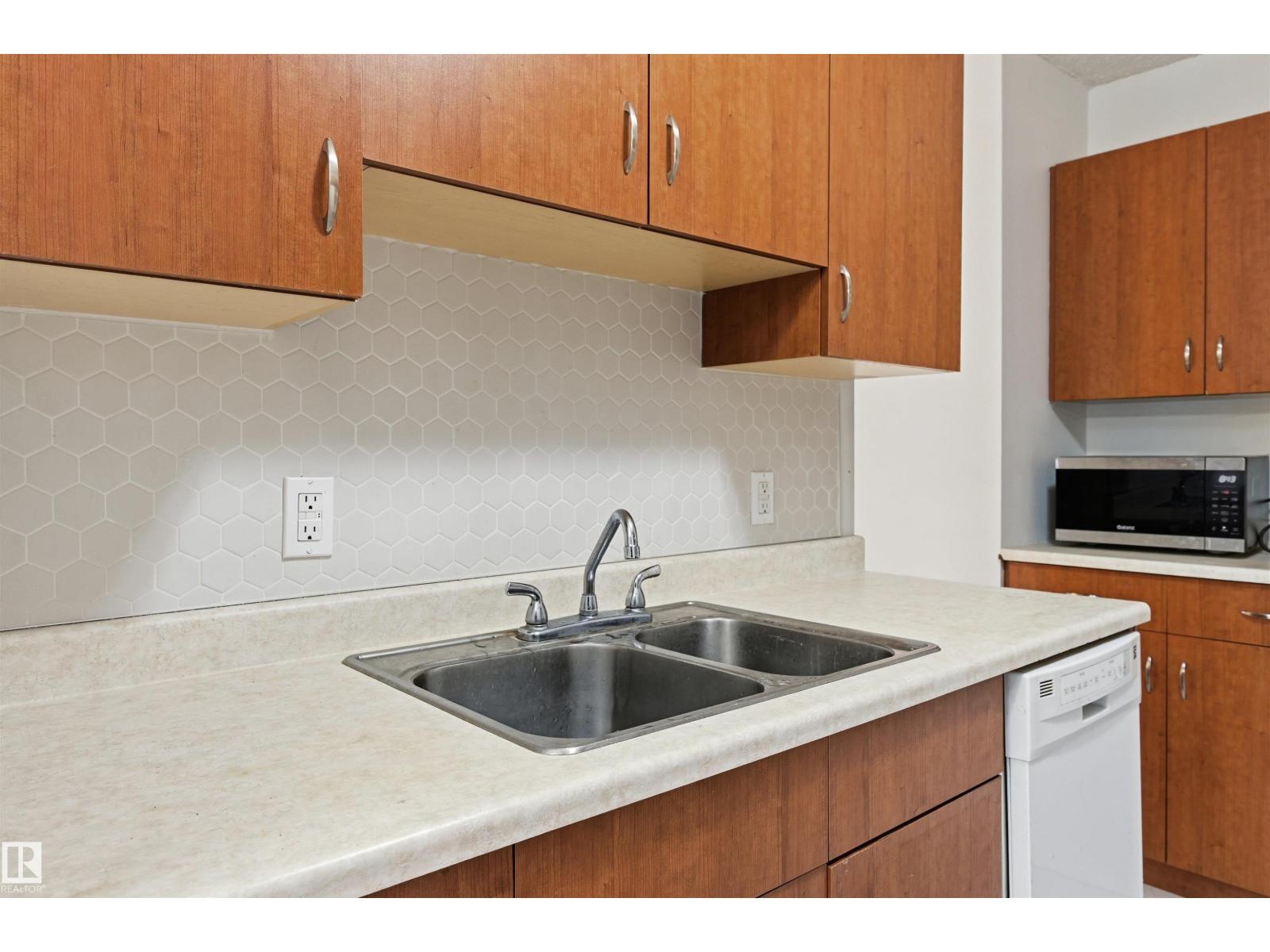 #205 10175 114 St Nw Property Photo 11