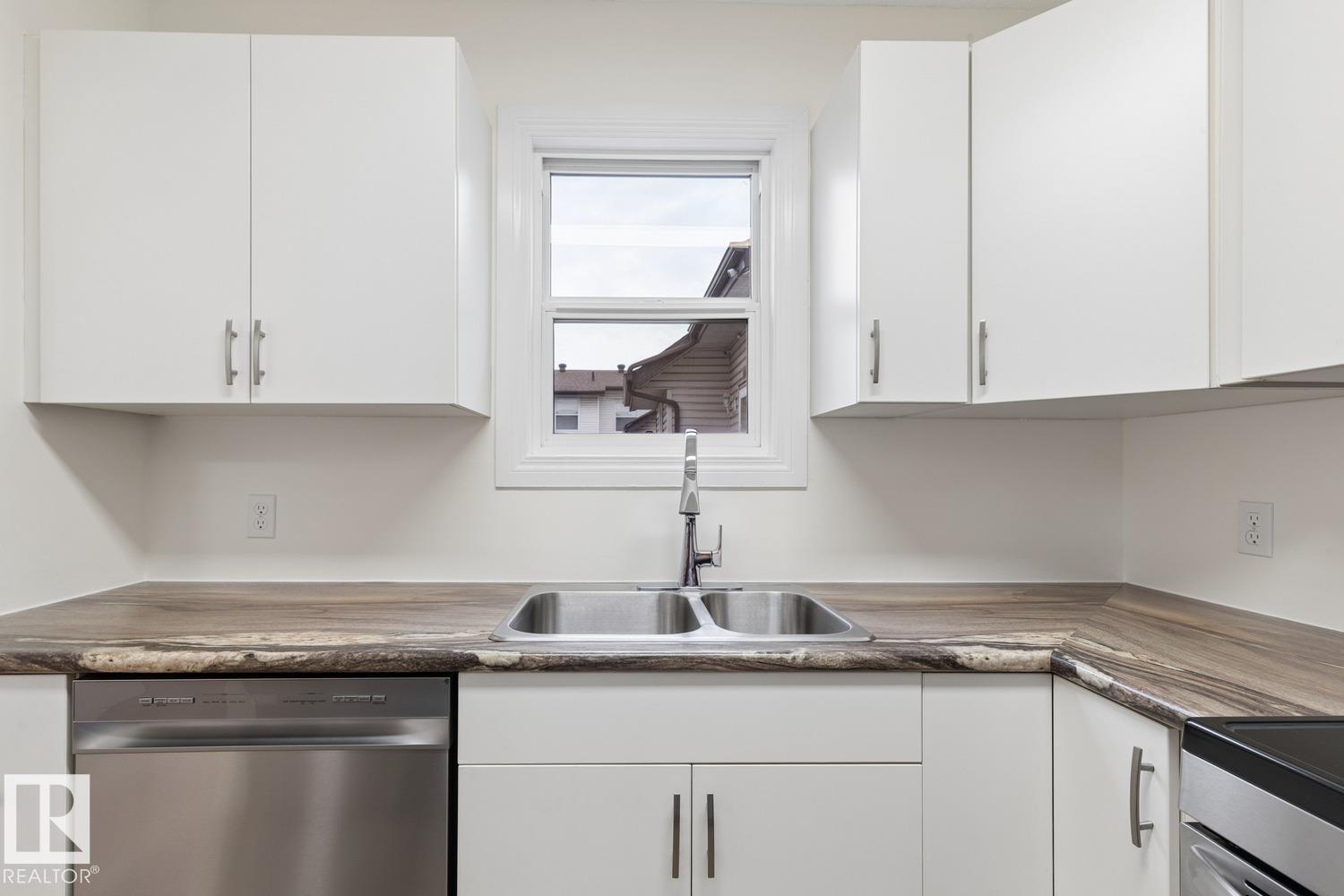 10475 24 Av Nw Property Photo 6