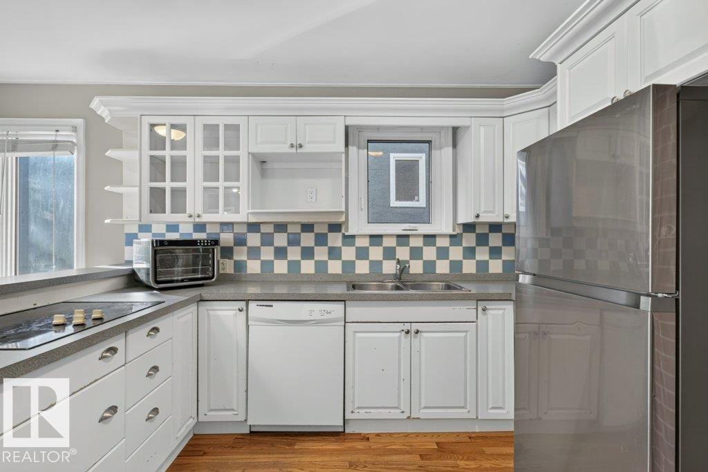 9742 88 Av Nw Property Photo 11