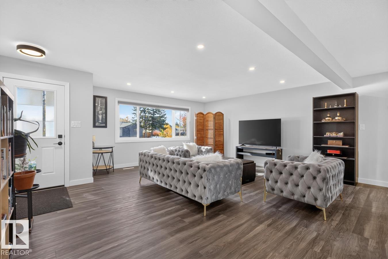 7404 92 Av Nw Property Photo 4