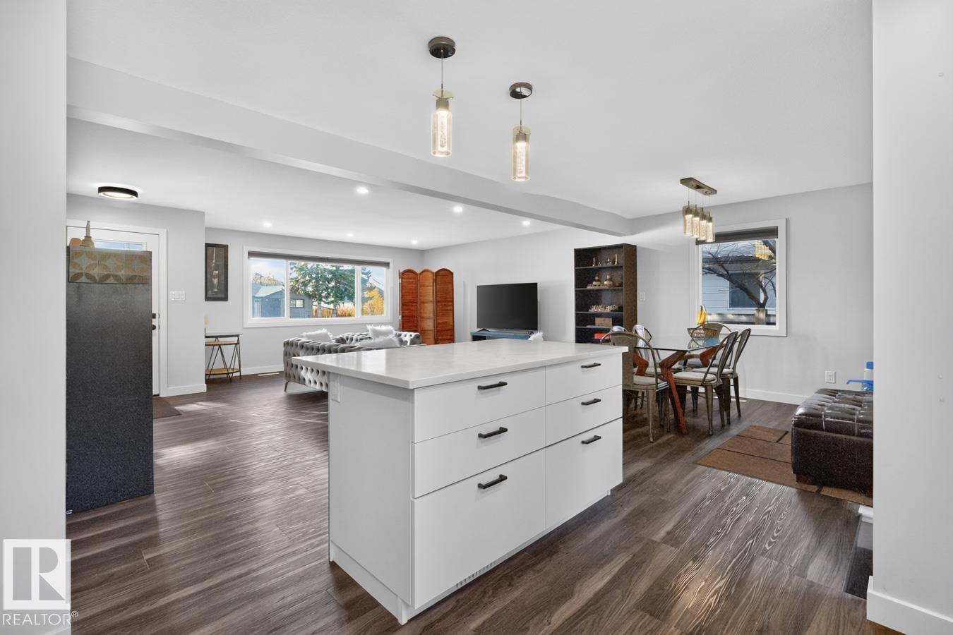 7404 92 Av Nw Property Photo 11