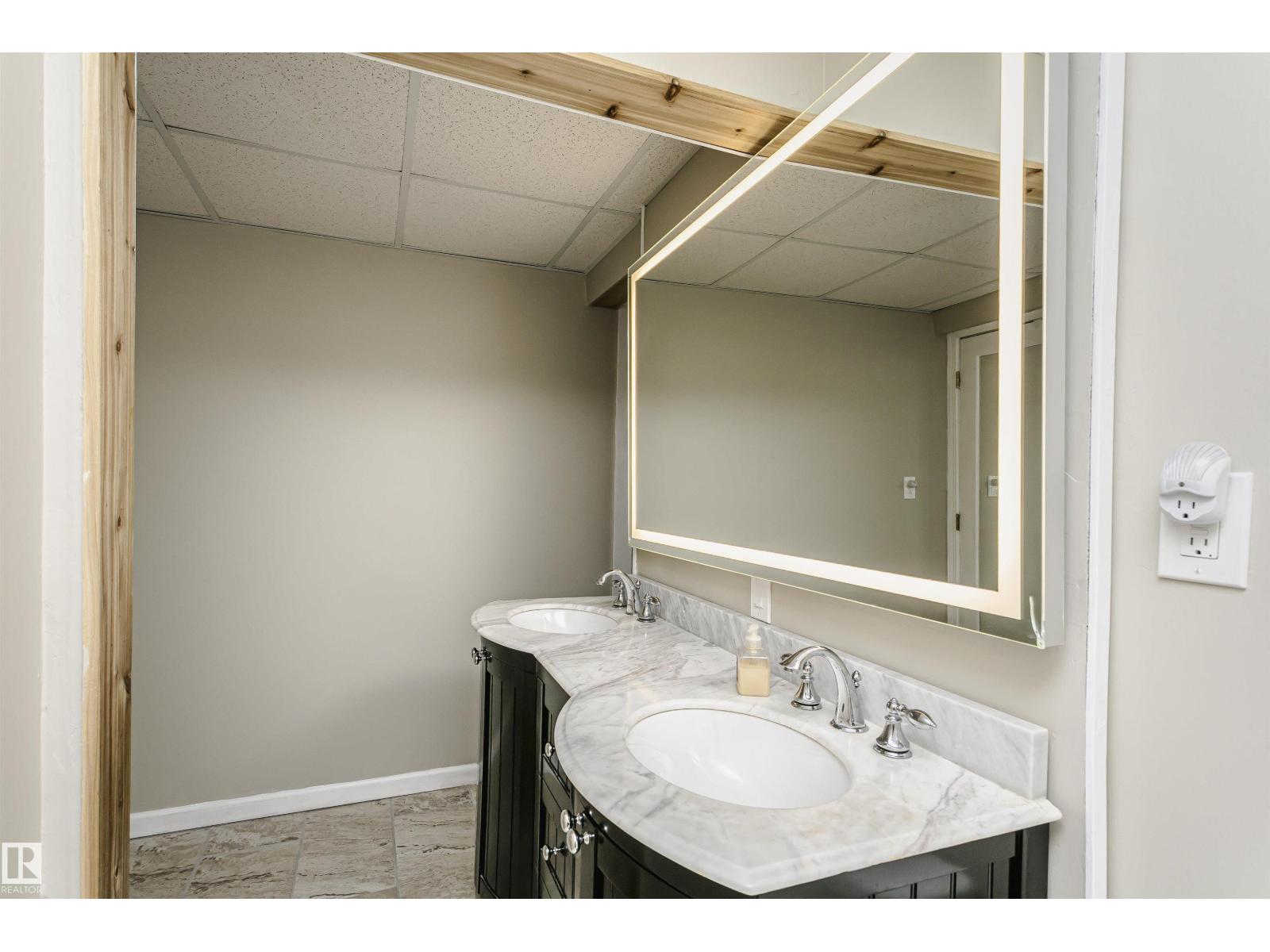 10839 80 Avenue Nw Property Photo 52