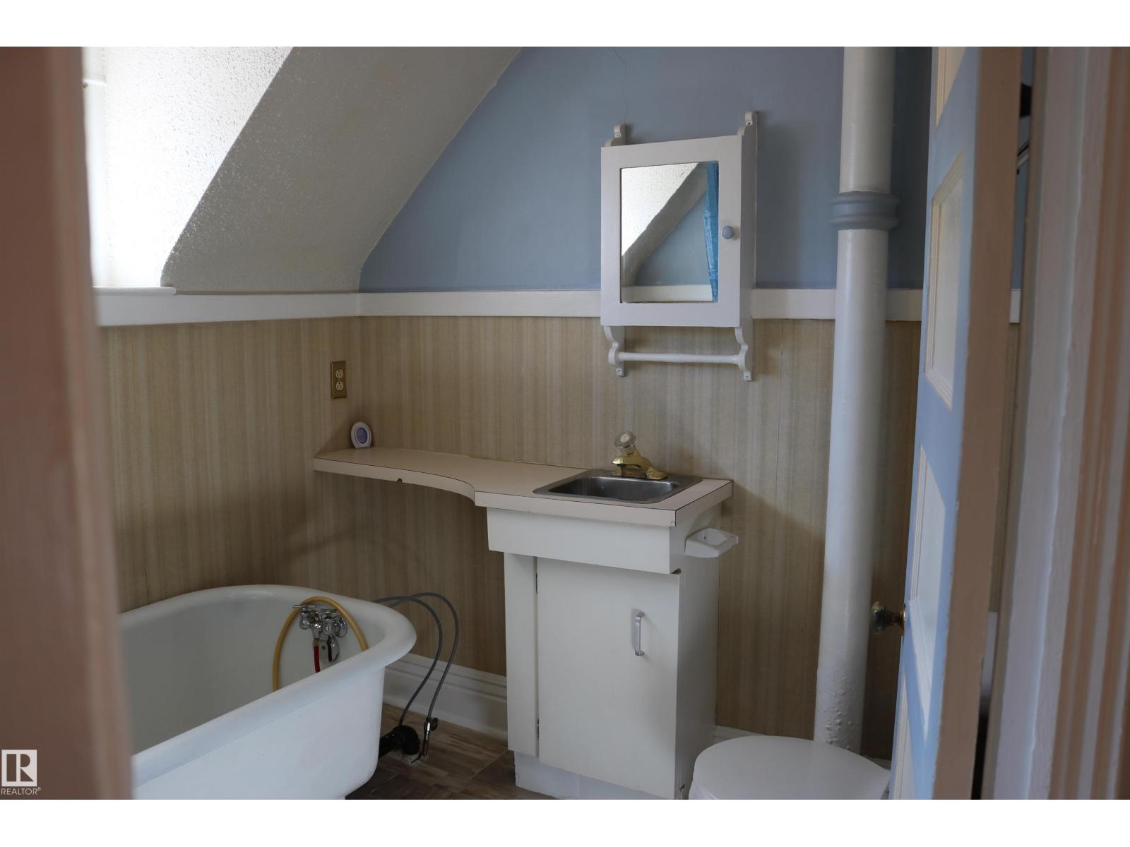 11624 82 St Nw Property Photo 13