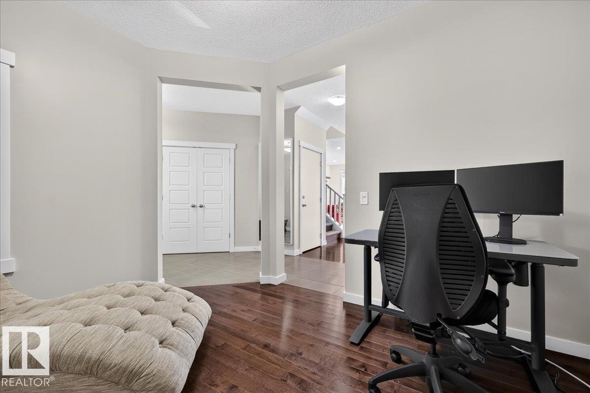 8515 19 Av Sw Property Photo 17