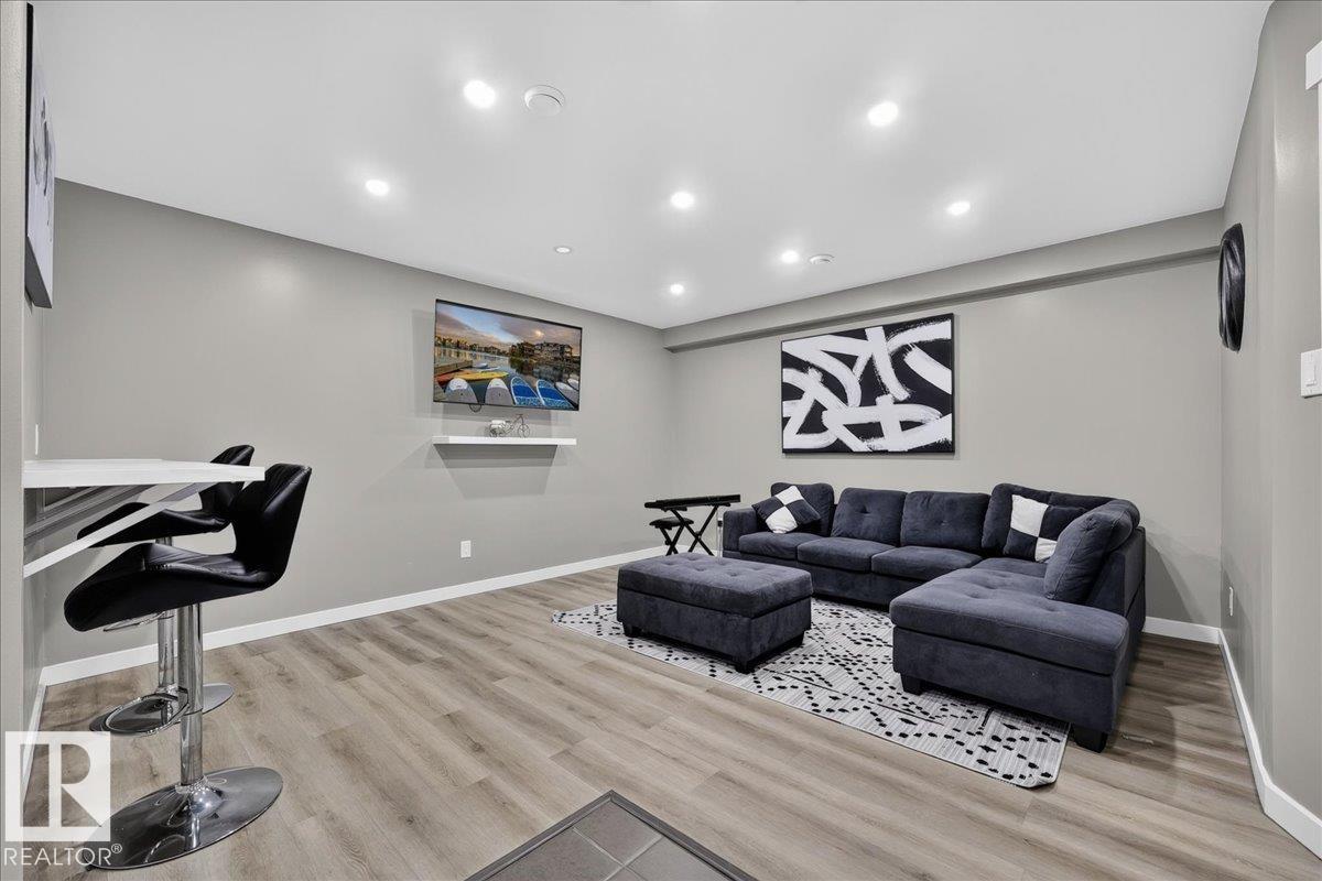8515 19 Av Sw Property Photo 36