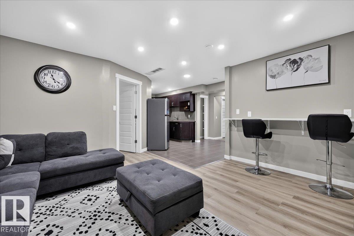 8515 19 Av Sw Property Photo 37