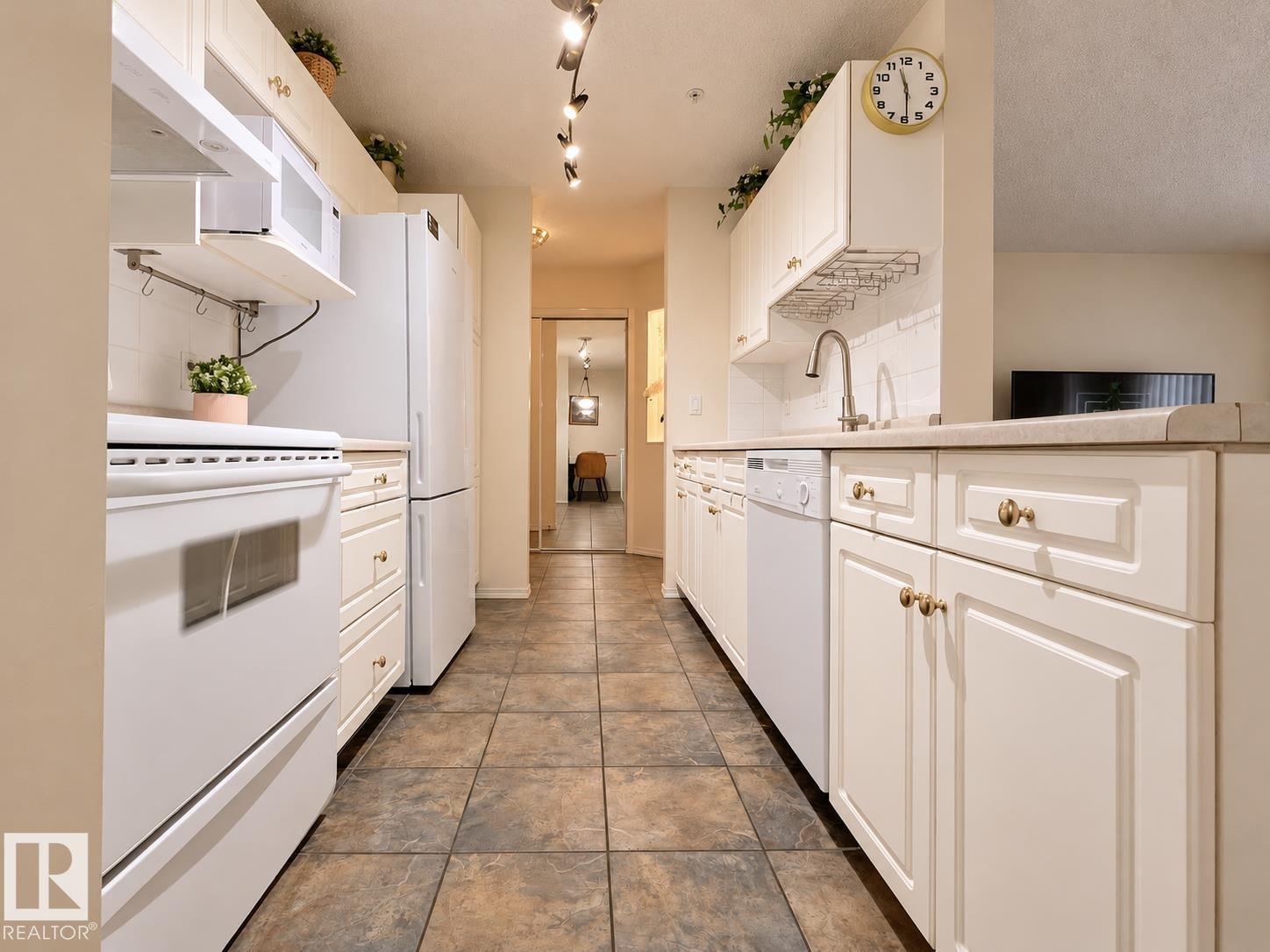 #110 10511 42 Av Nw Property Photo 15