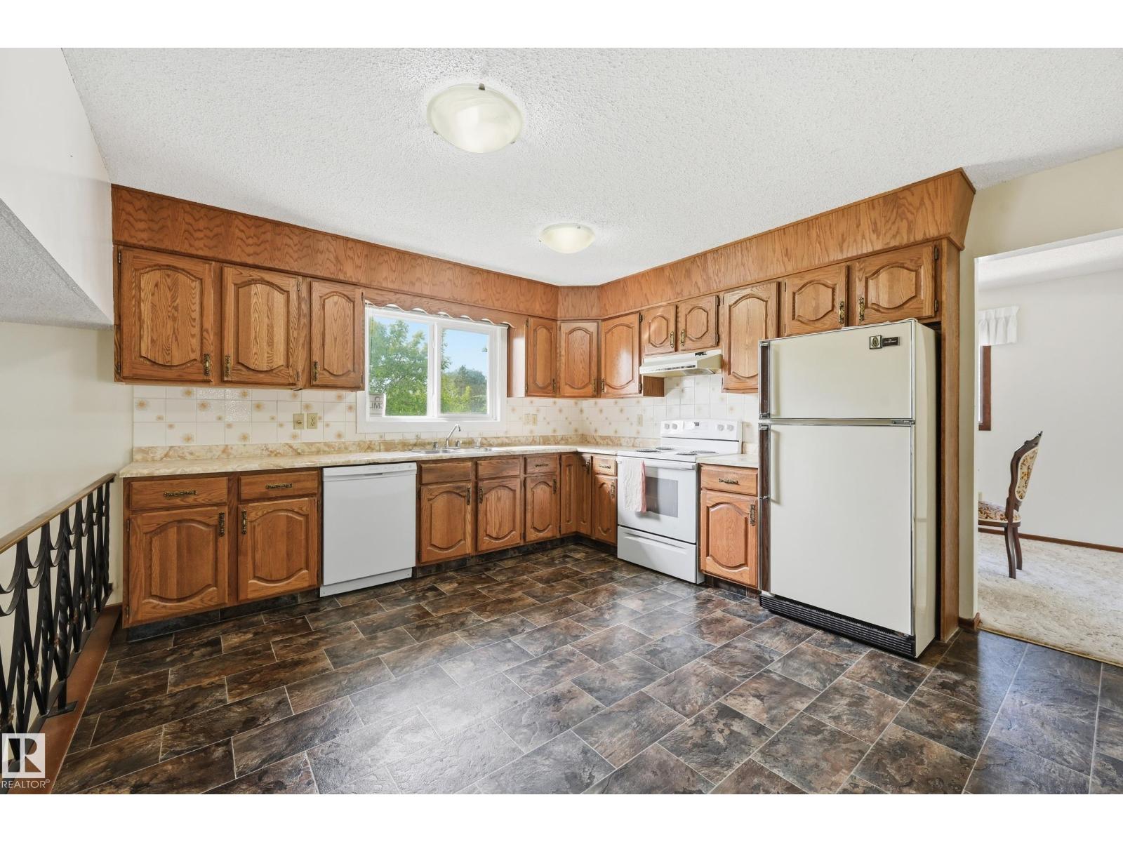 8119 24 Av Nw Property Photo 6