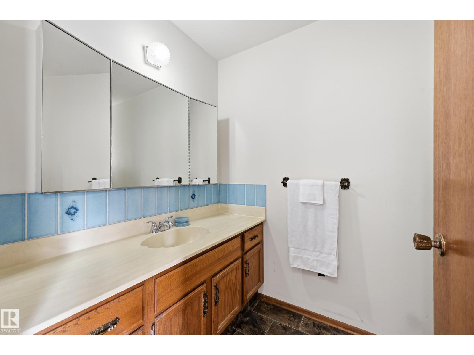8119 24 Av Nw Property Photo 18