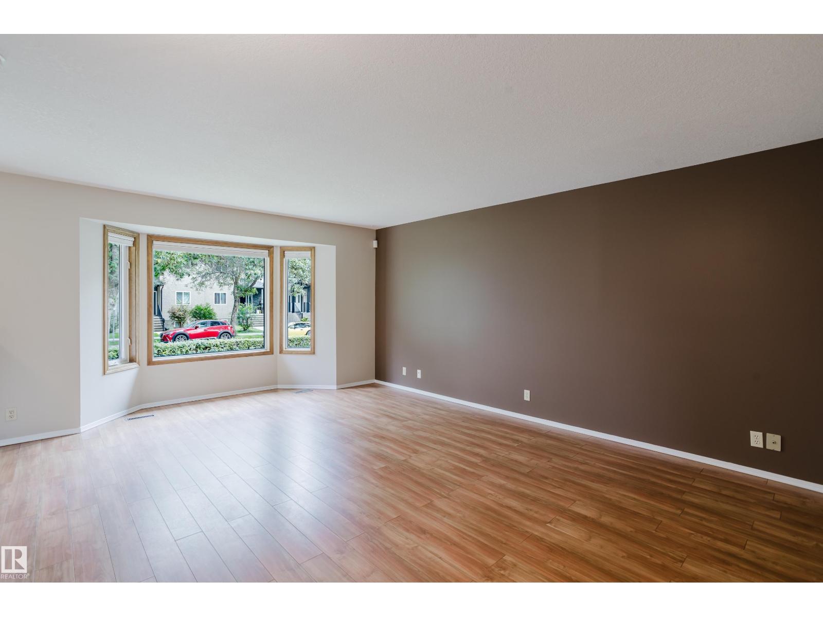9220 92 St Nw Property Photo 7