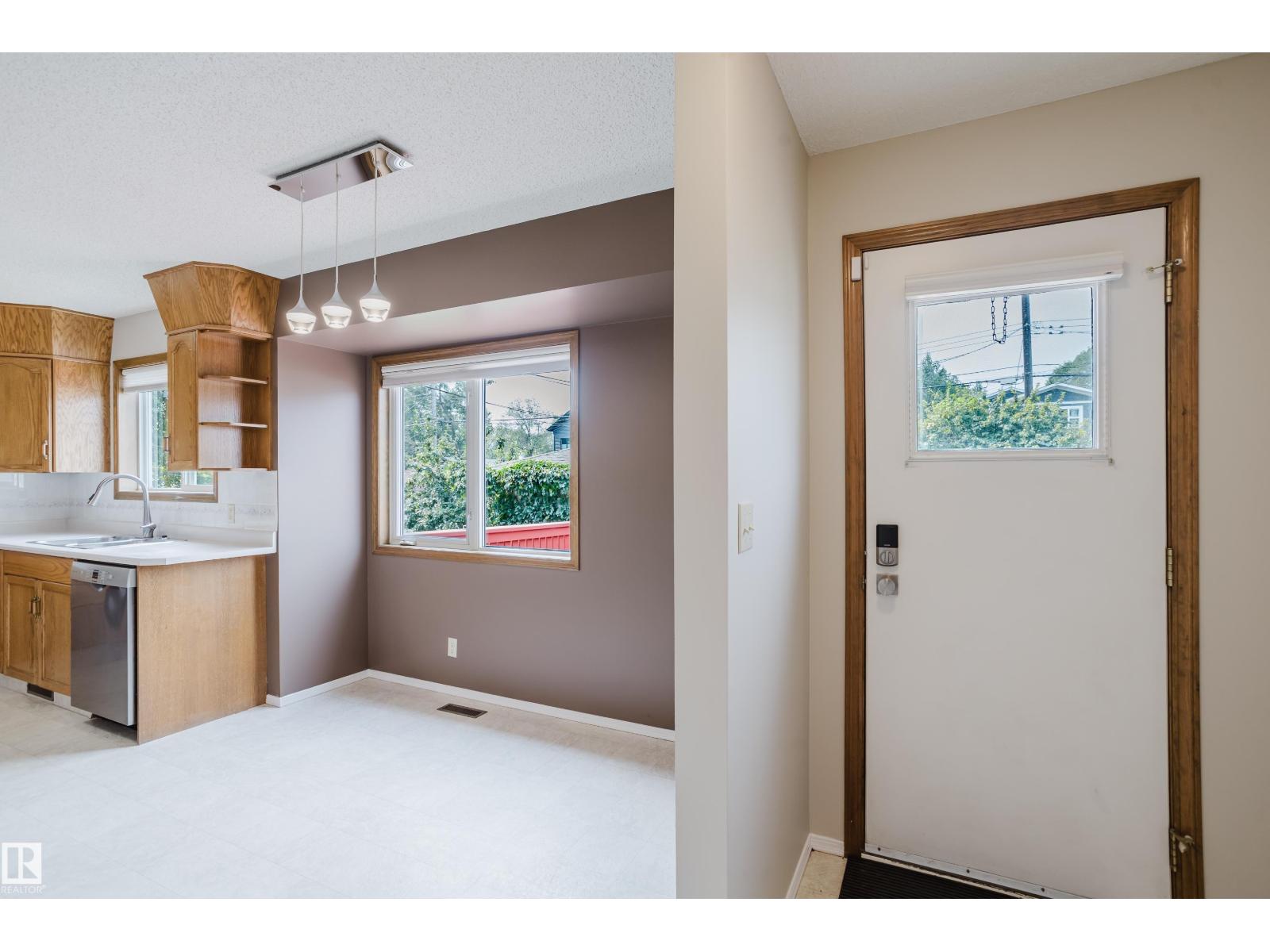 9220 92 St Nw Property Photo 12