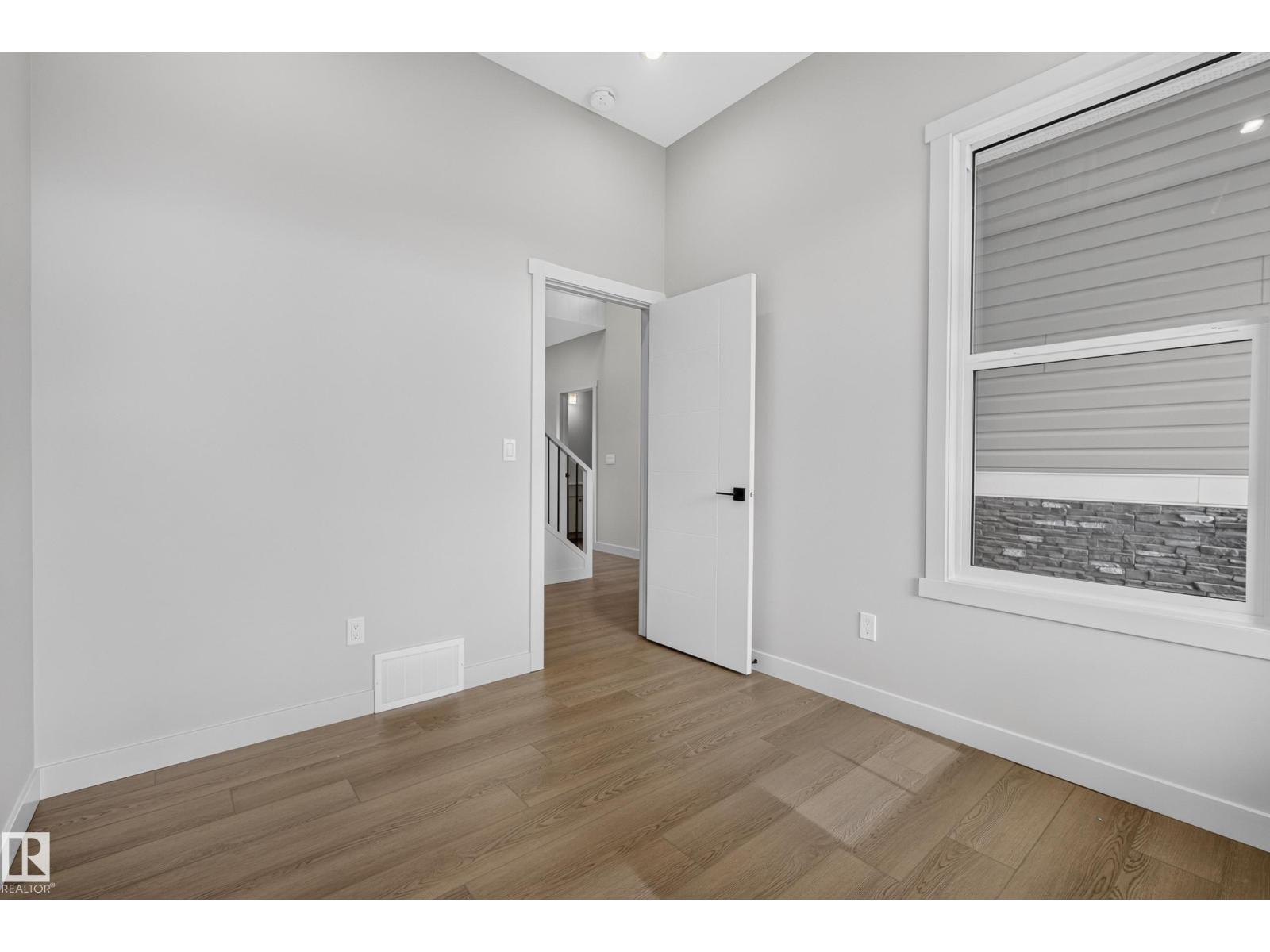 5302 55 Av Property Photo 11