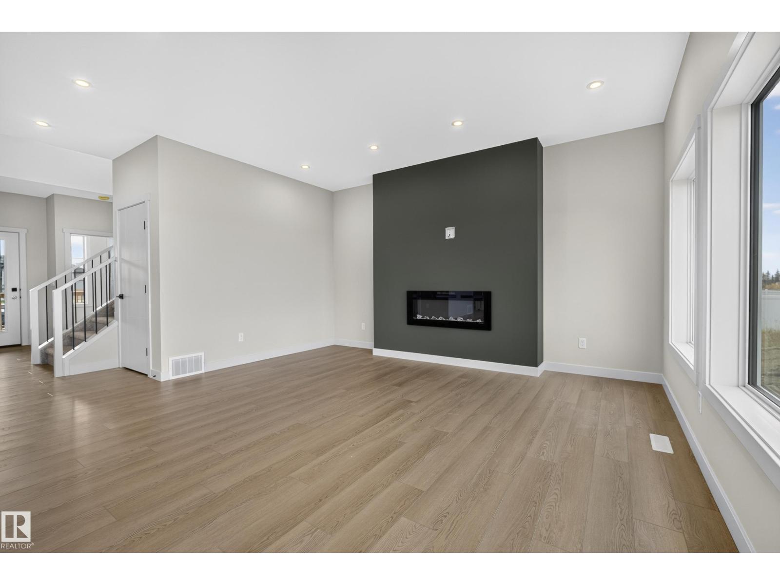 5302 55 Av Property Photo 15