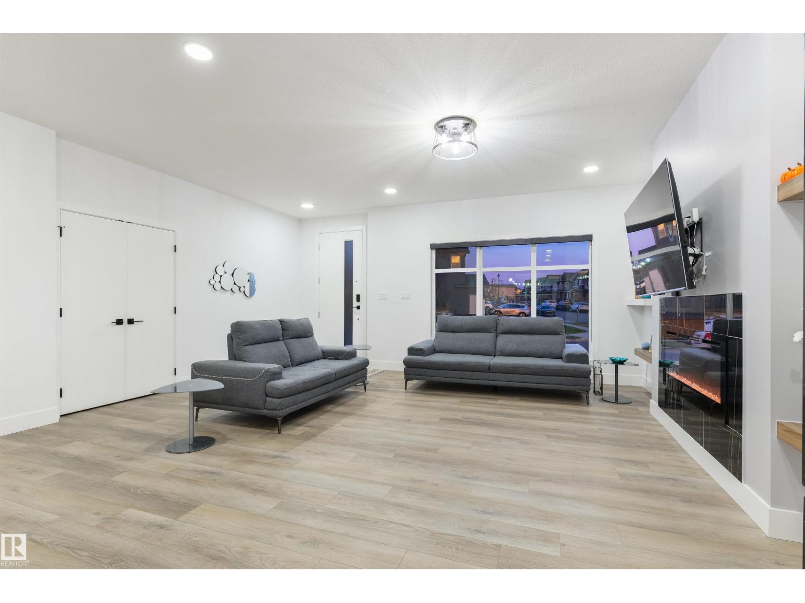 4373 37 St Property Photo 5