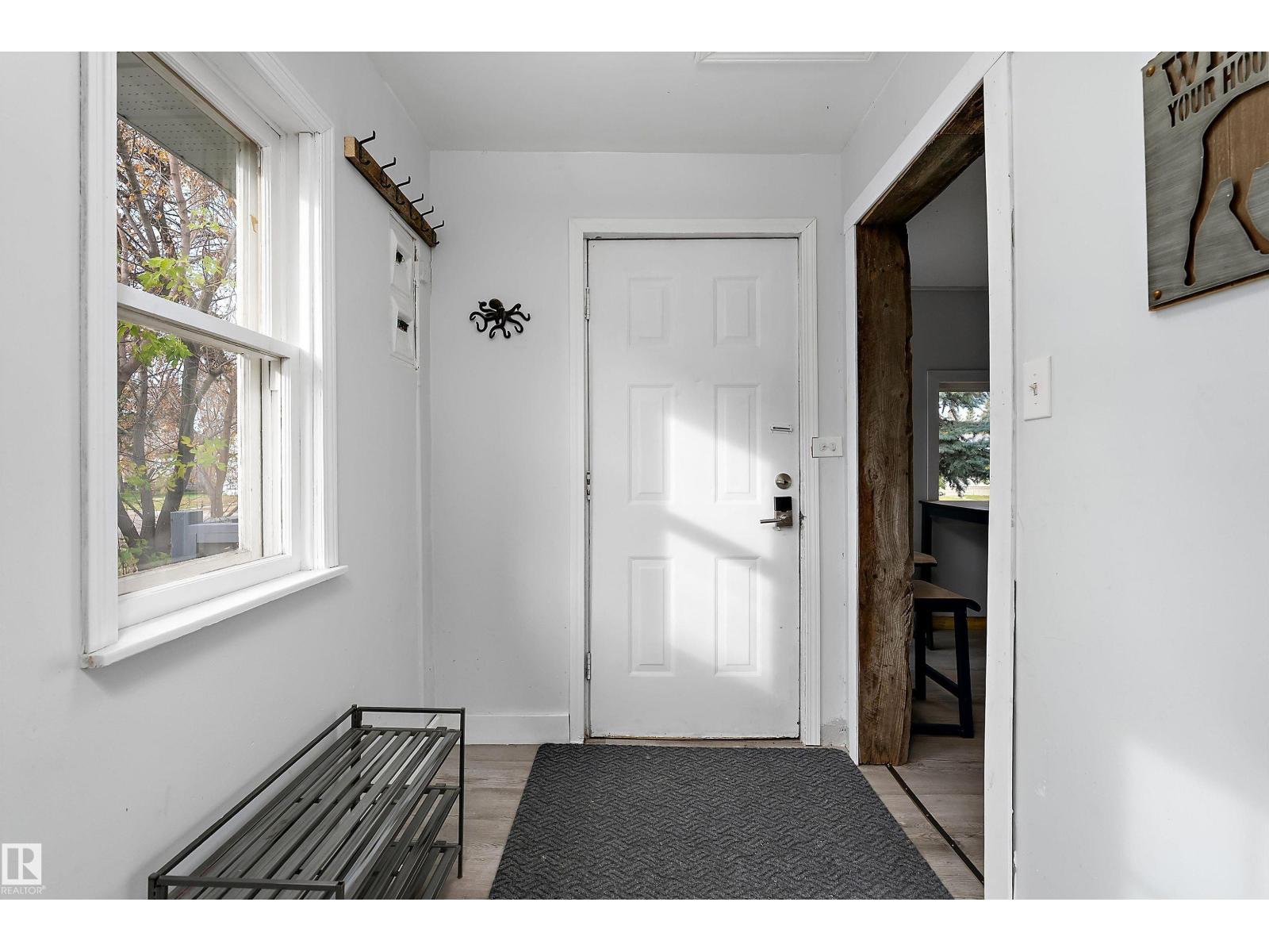 3913 53a St Property Photo 2