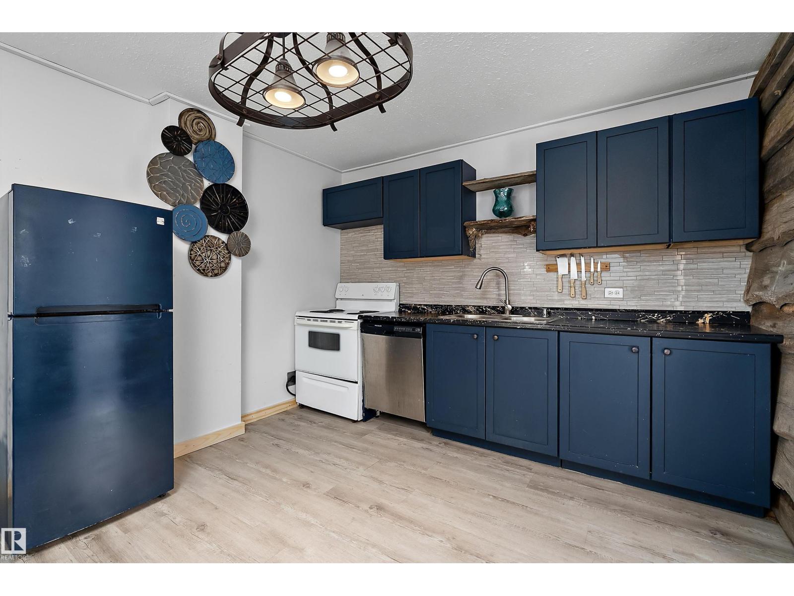 3913 53a St Property Photo 3