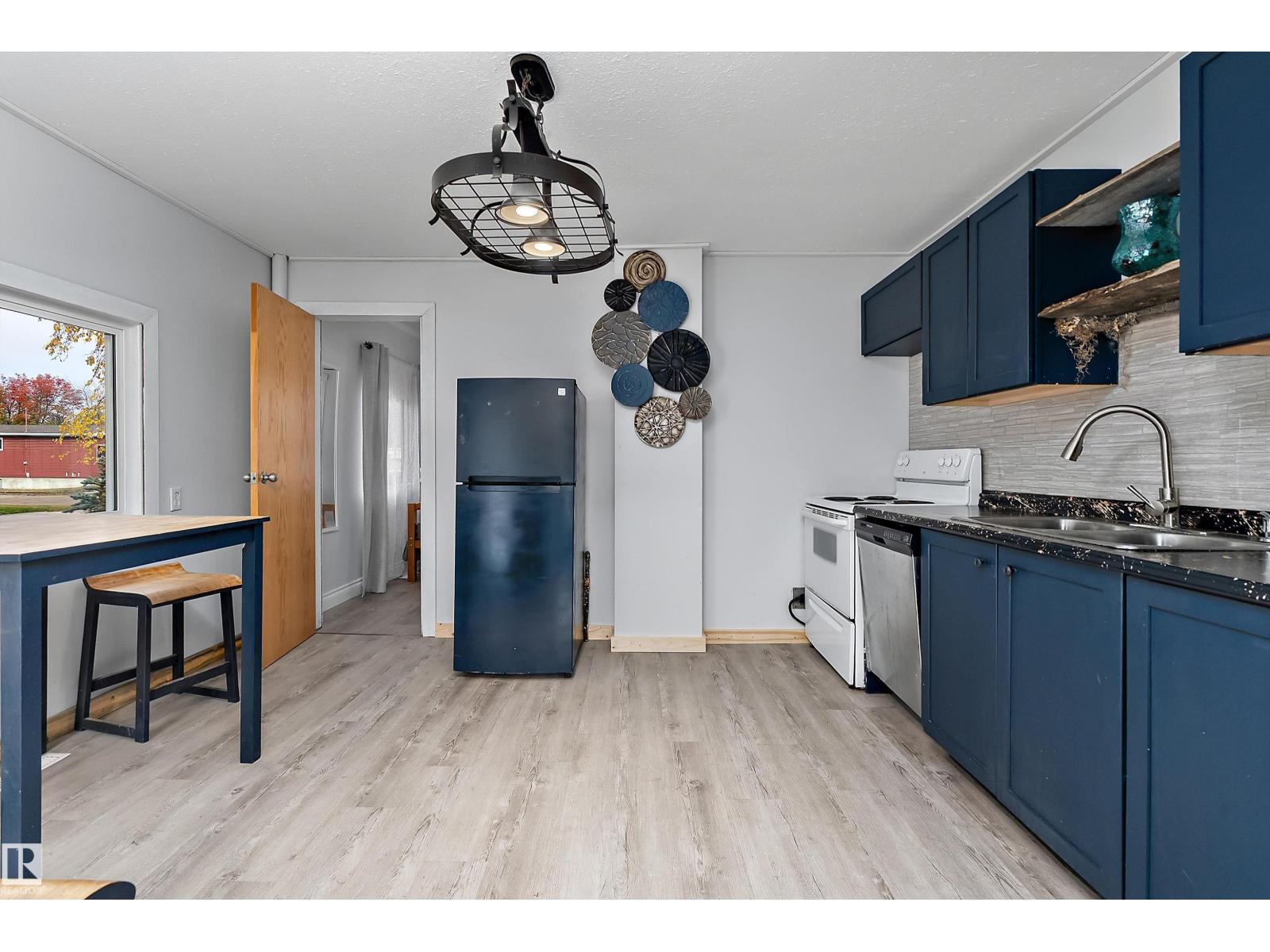 3913 53a St Property Photo 4
