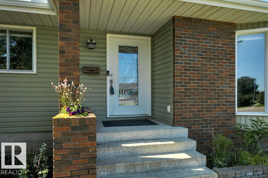 6960 21 Av Nw Property Photo 6