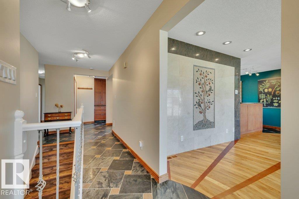 6960 21 Av Nw Property Photo 8