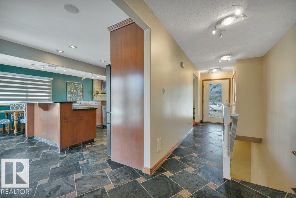 6960 21 Av Nw Property Photo 36