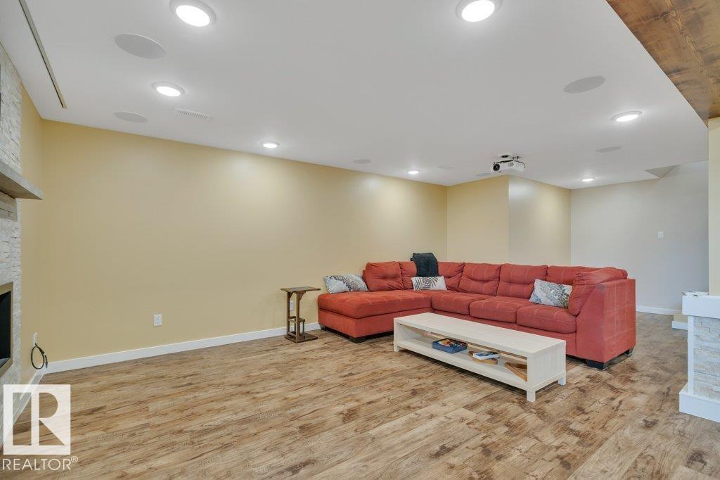 6960 21 Av Nw Property Photo 40