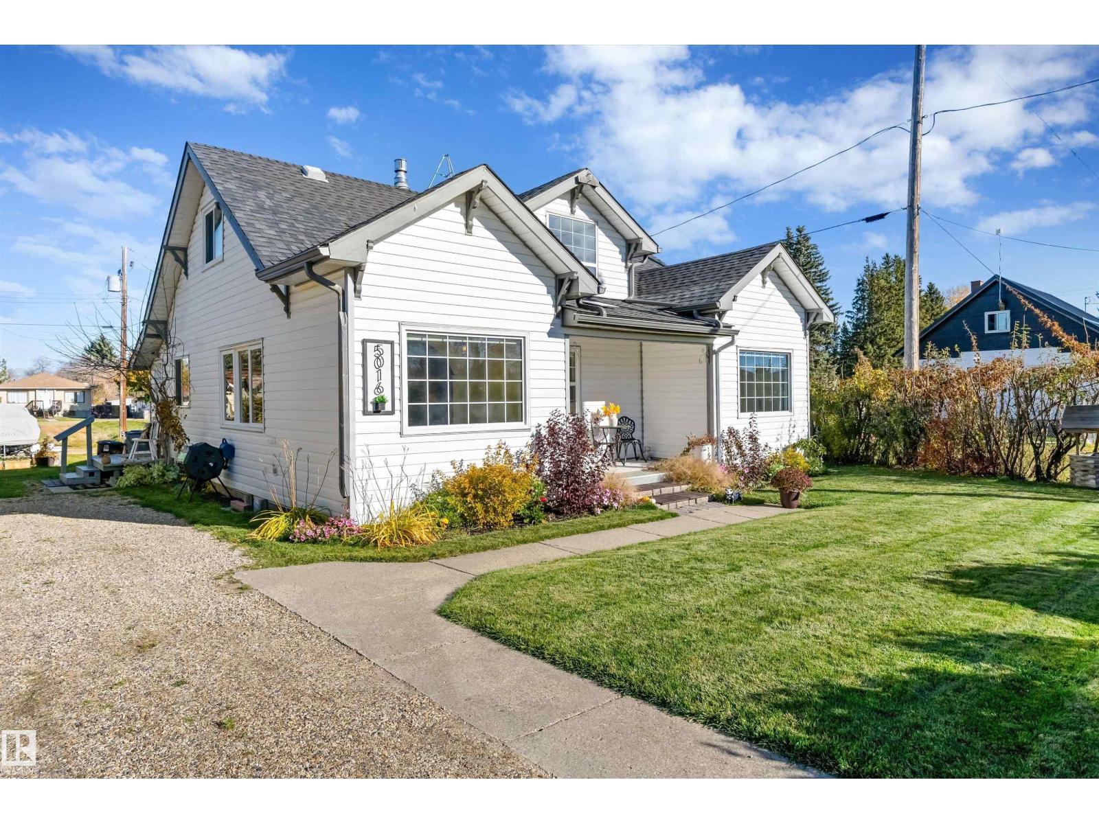 5016 52 Av Property Photo 2