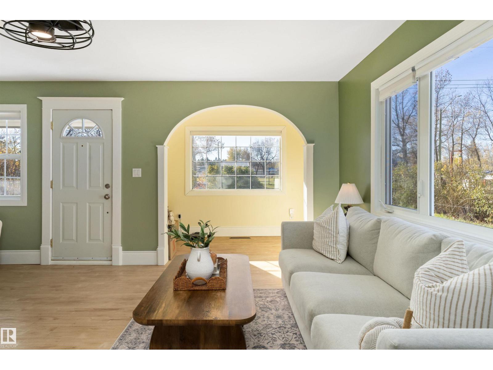 5016 52 Av Property Photo 3