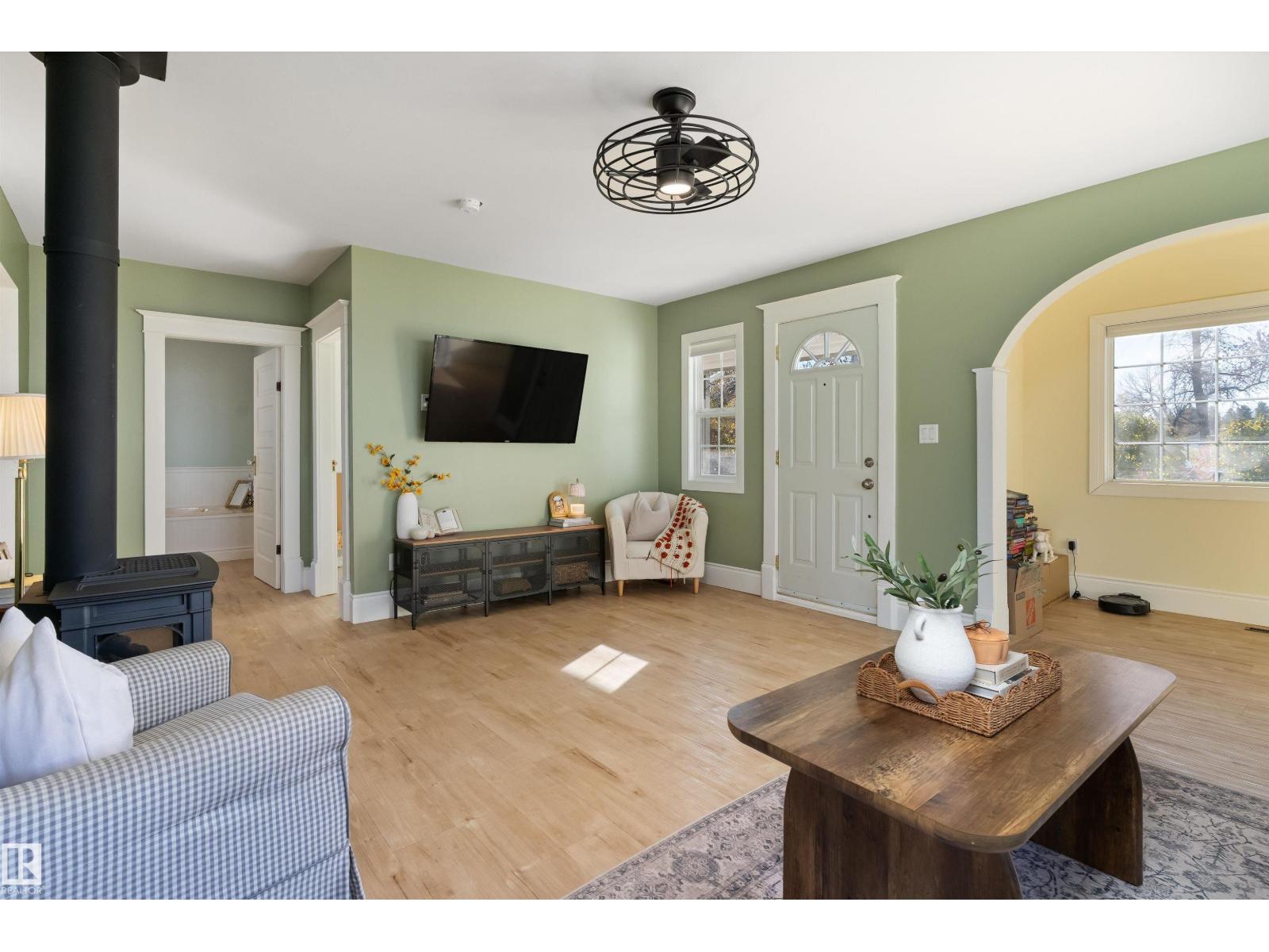 5016 52 Av Property Photo 4