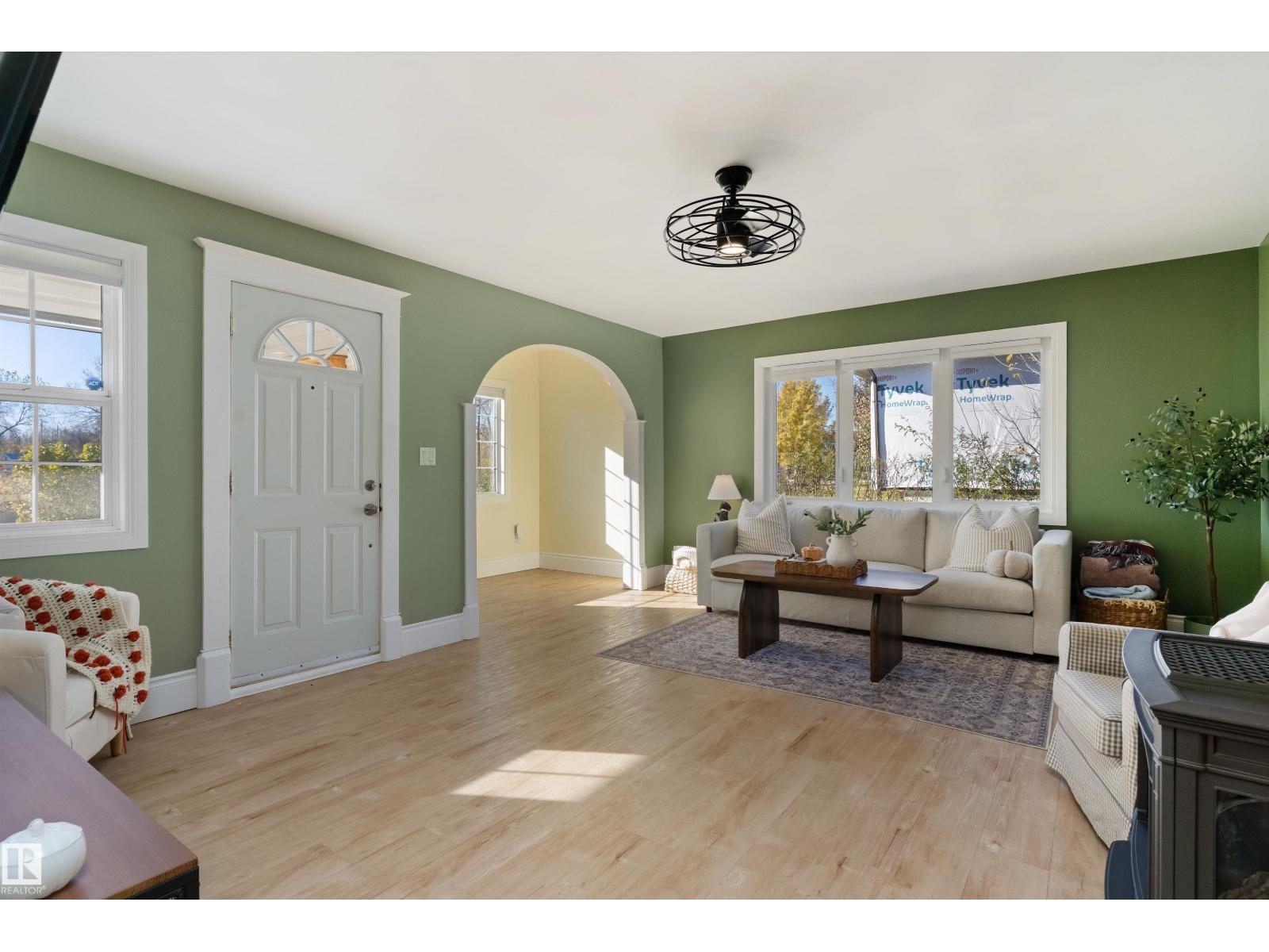 5016 52 Av Property Photo 5