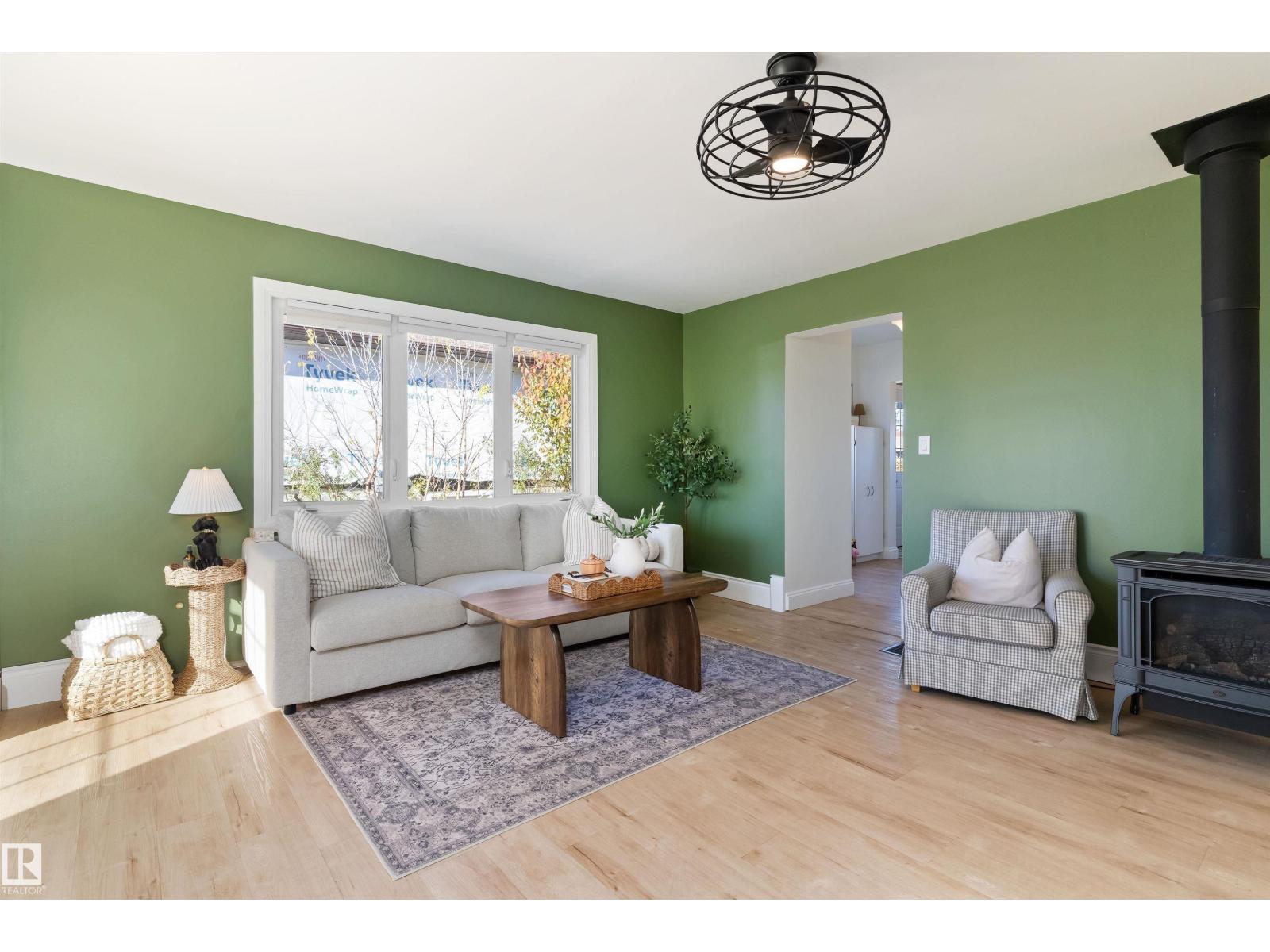 5016 52 Av Property Photo 8