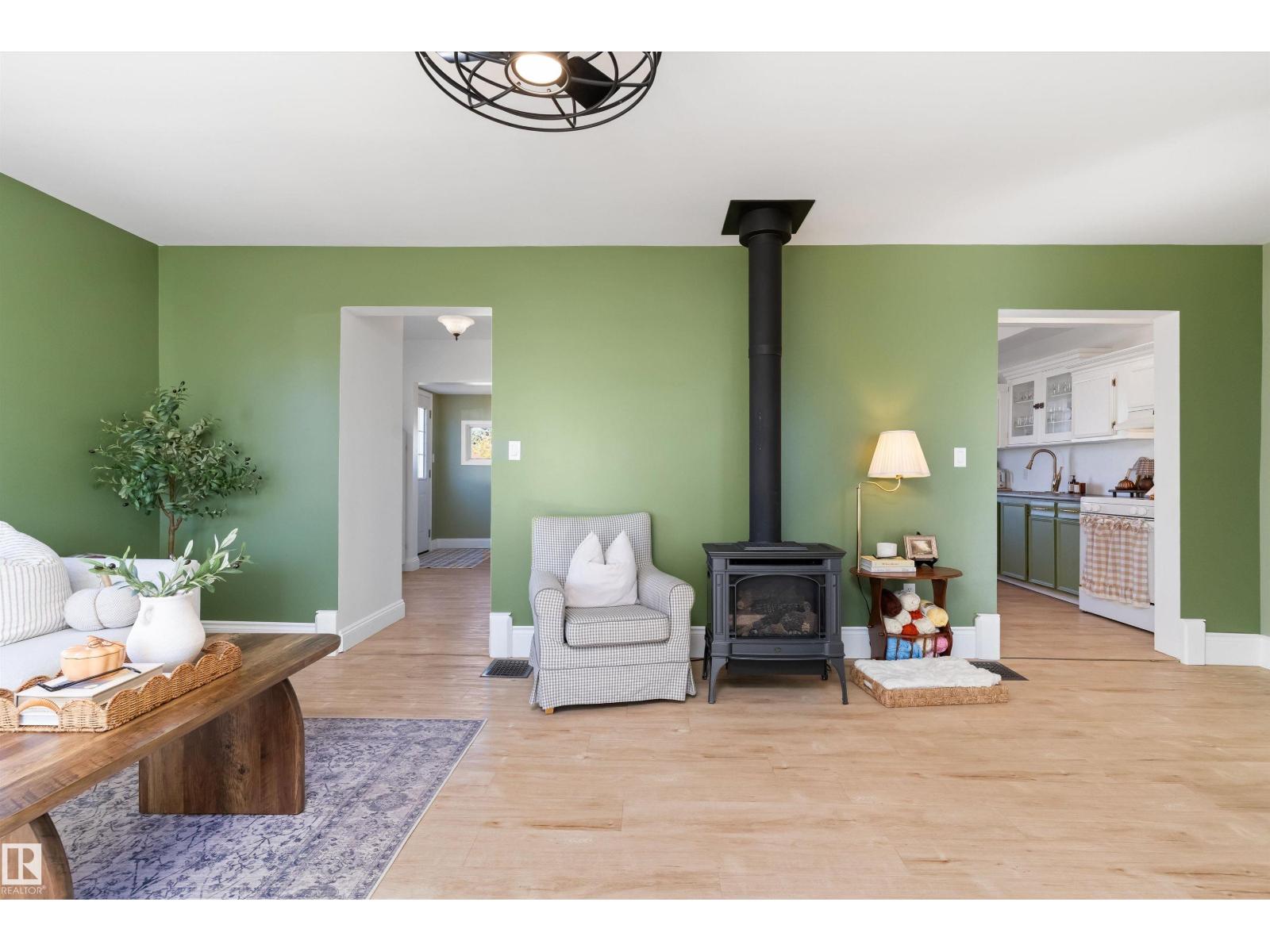 5016 52 Av Property Photo 9