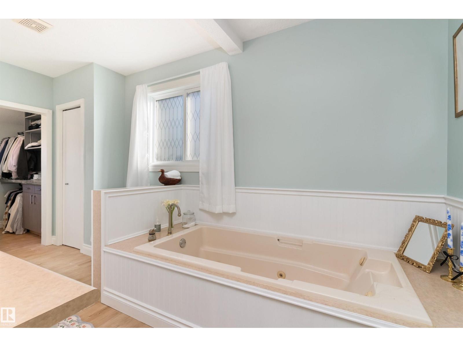 5016 52 Av Property Photo 11