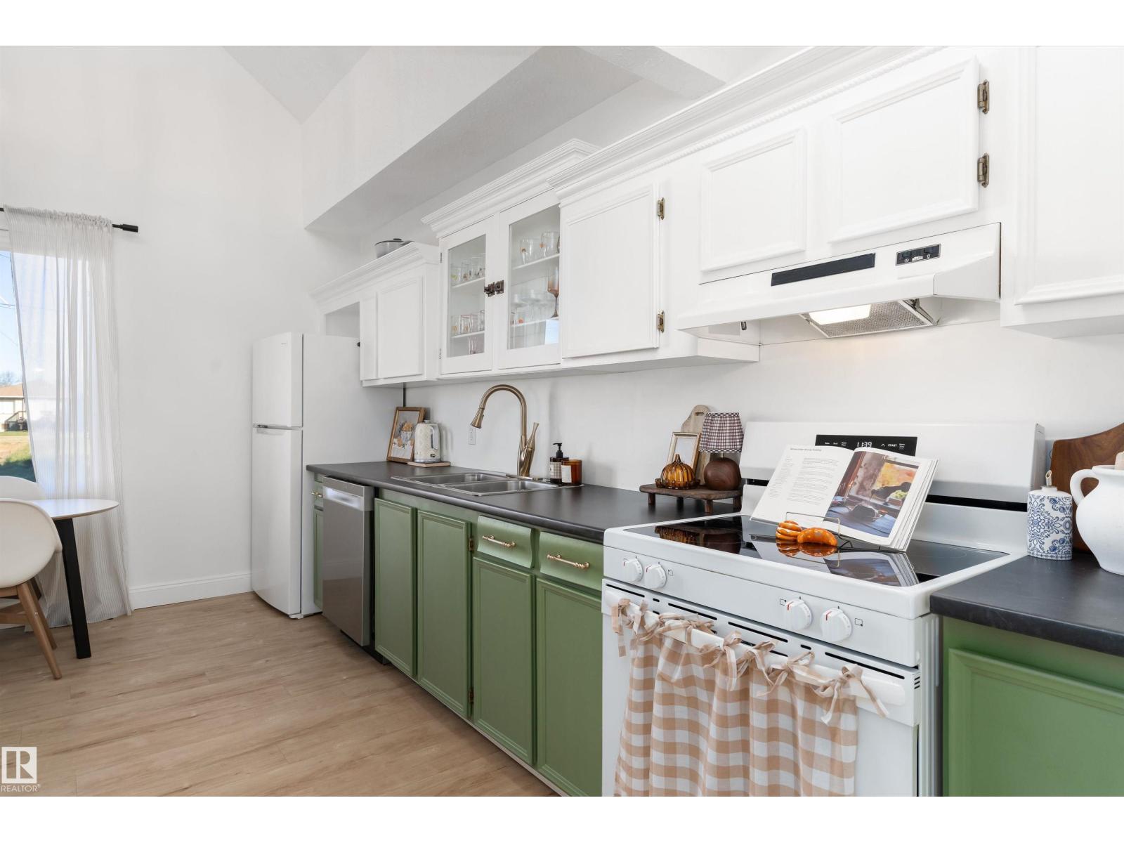 5016 52 Av Property Photo 22
