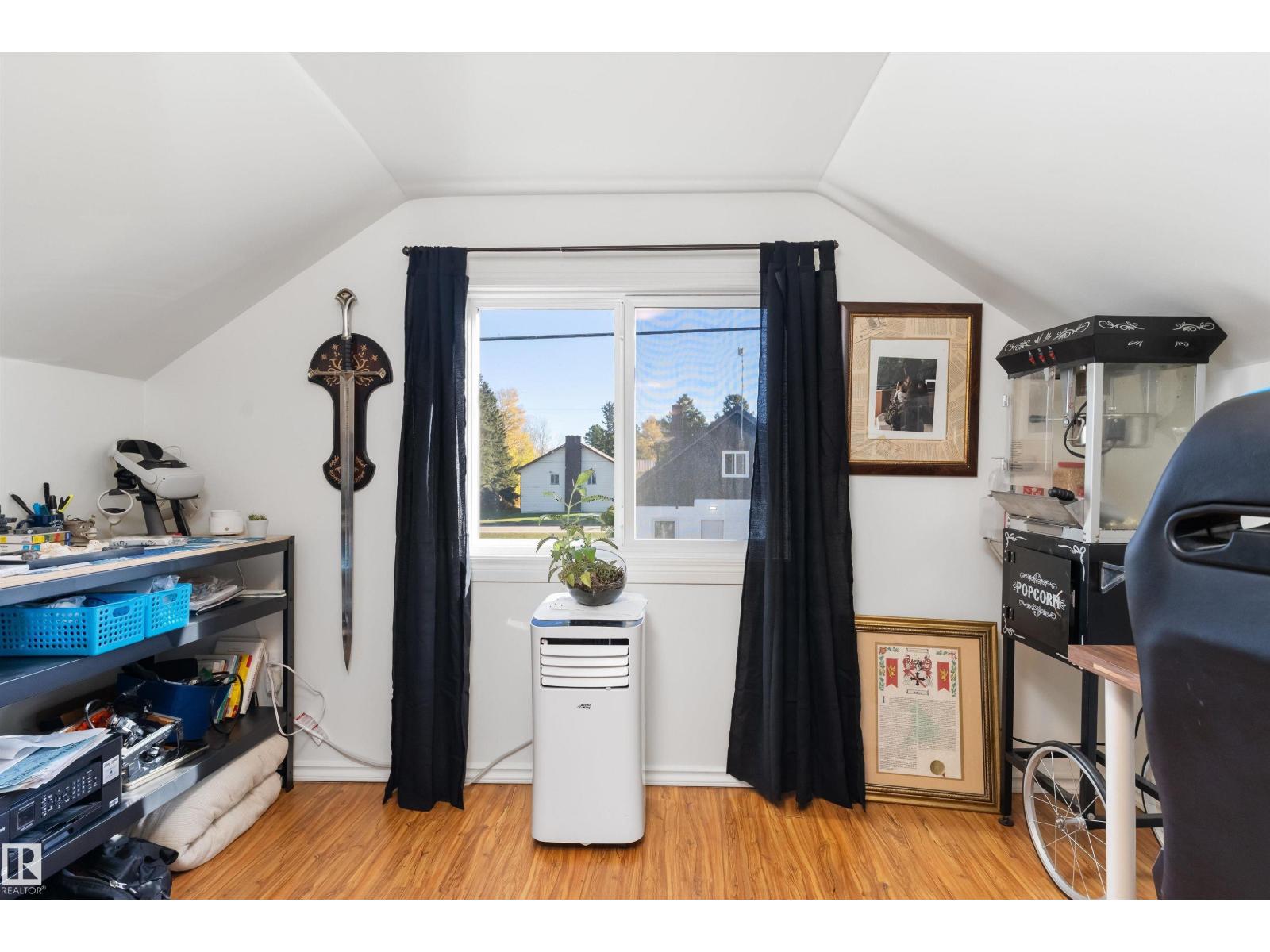 5016 52 Av Property Photo 27