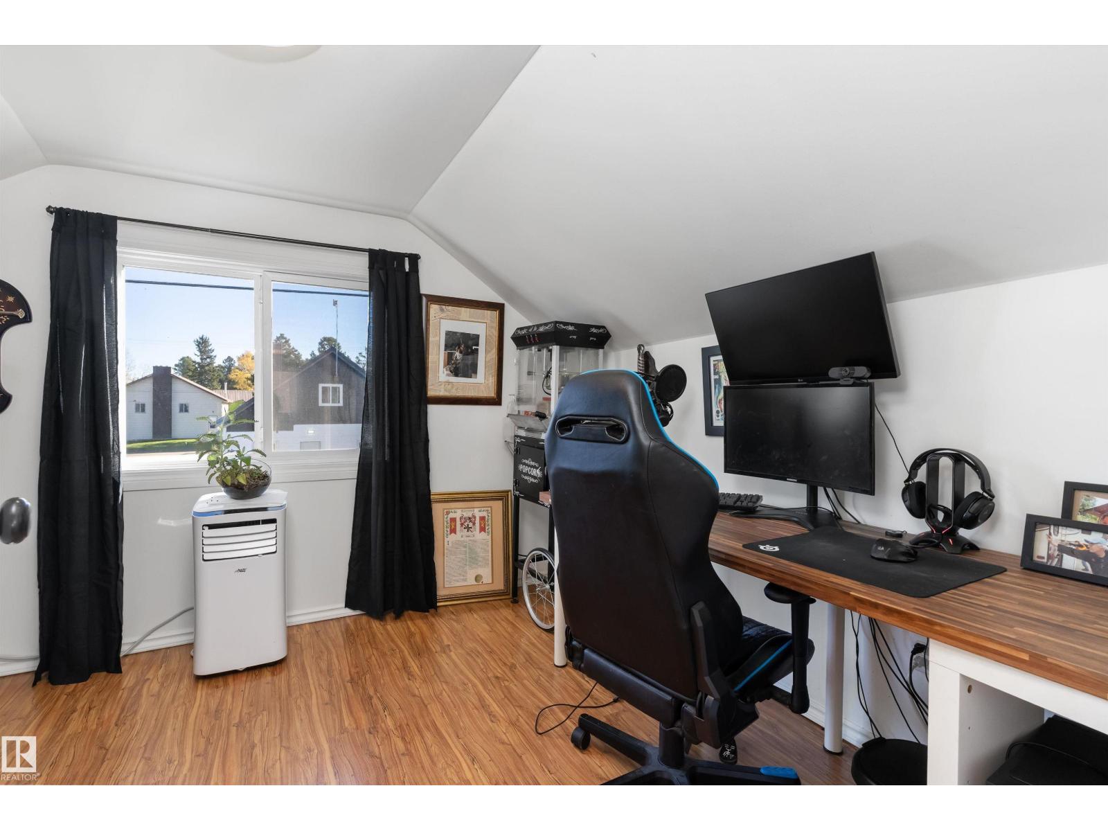 5016 52 Av Property Photo 28
