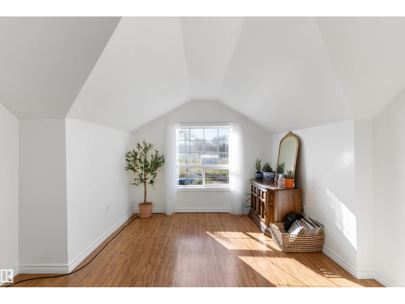 5016 52 Av Property Photo 31